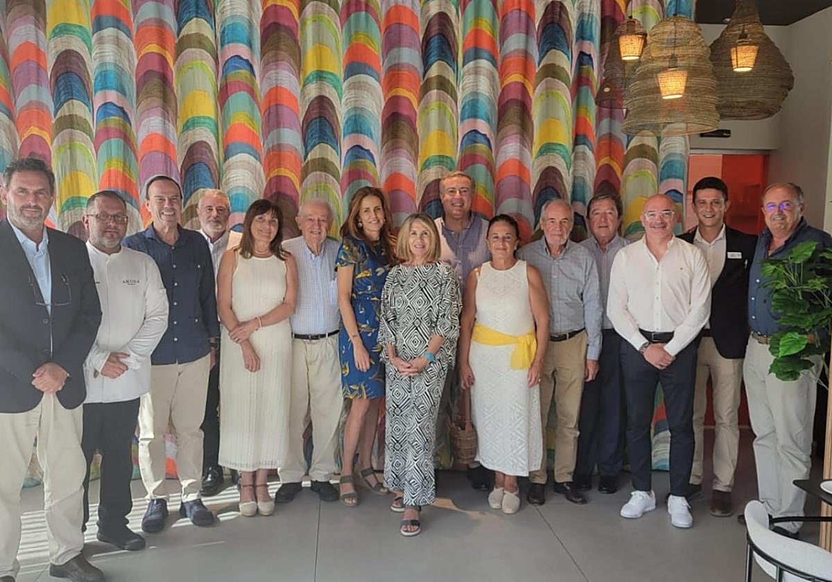 José Martínez Nieto, en el centro de la imagen, rodeado de todos los invitados a conocer el complejo, junto al equipo del restaurante Amura, en el singular Hotel Cetina Cabo de Palos. El chef Balsalobre elaboró el menú de modo extraordinario y lo explicó con detalle «plato a plato».