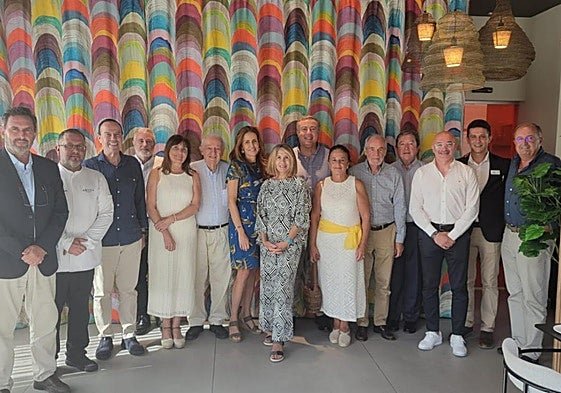 José Martínez Nieto, en el centro de la imagen, rodeado de todos los invitados a conocer el complejo, junto al equipo del restaurante Amura, en el singular Hotel Cetina Cabo de Palos. El chef Balsalobre elaboró el menú de modo extraordinario y lo explicó con detalle «plato a plato».