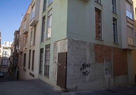 Un edificio cuya parte trasera da a la calle Montanaro, en el que instalaron puertas antiocupación y tapiaron puertas y ventanas.