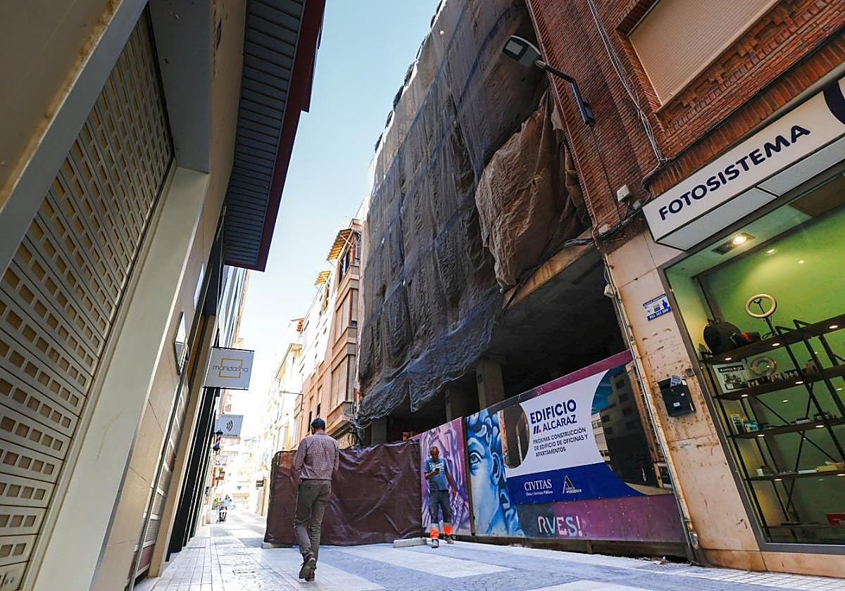 Edificio de la calle Rebolloso, del que no se finalizó la estructura y ahora se han retomado las obras.