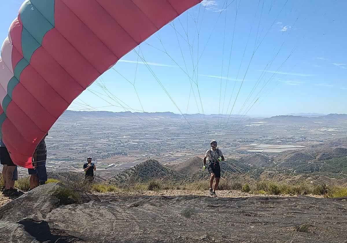 Un piloto se lanza para alzarse en el vuelo.