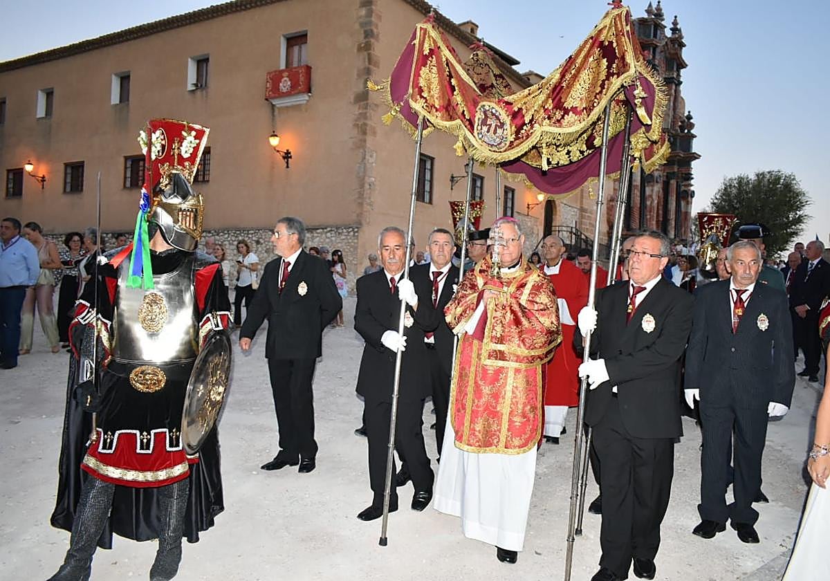 El obispo Lorca Planes, con la Sagrada Reliquia bajo palio en la explanada de la Basílica.