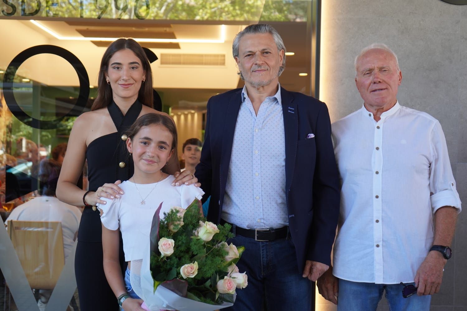 La nueva amazona infantil posa junto a la amazona mayor, el presidente del Bando de los Caballos del Vino y el caballista del año.