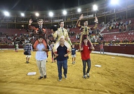 La terna de novilleros abre la Feria de Murcia por la puerta grande