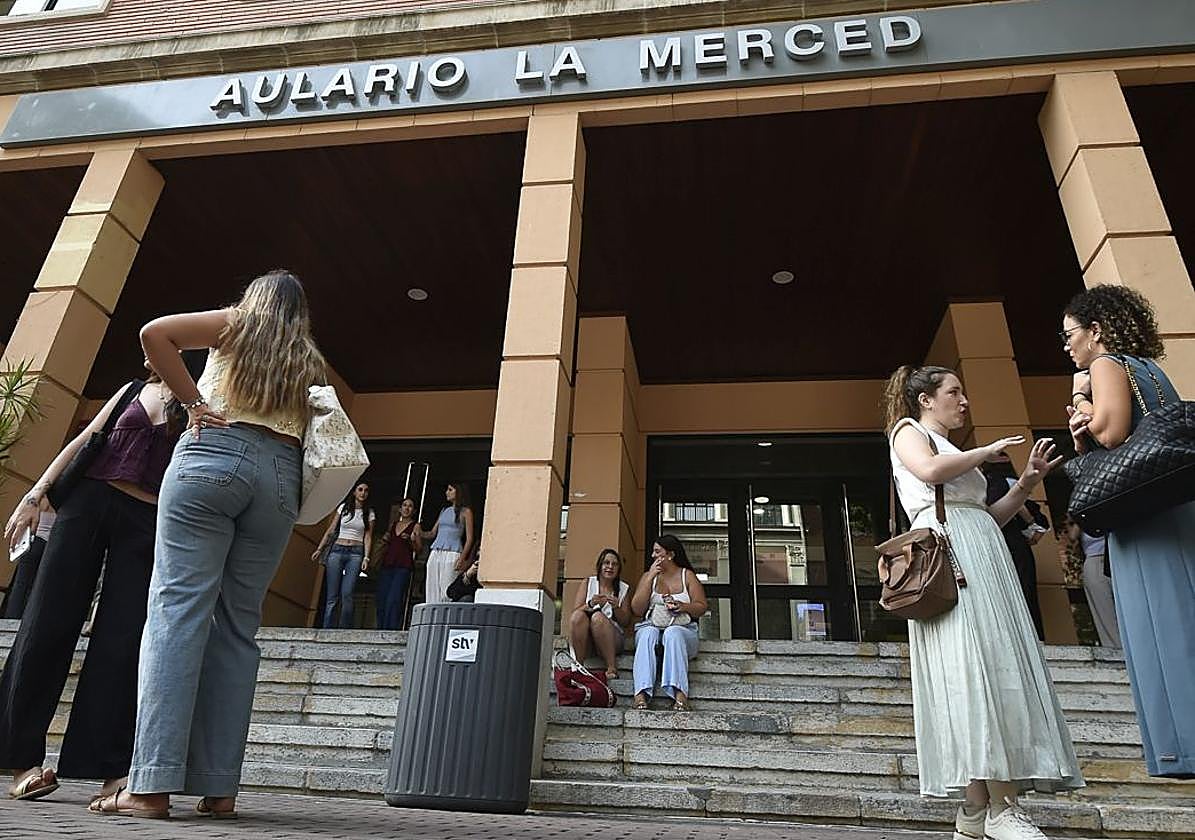 Alumnos a las puertas del aulario de La Merced.