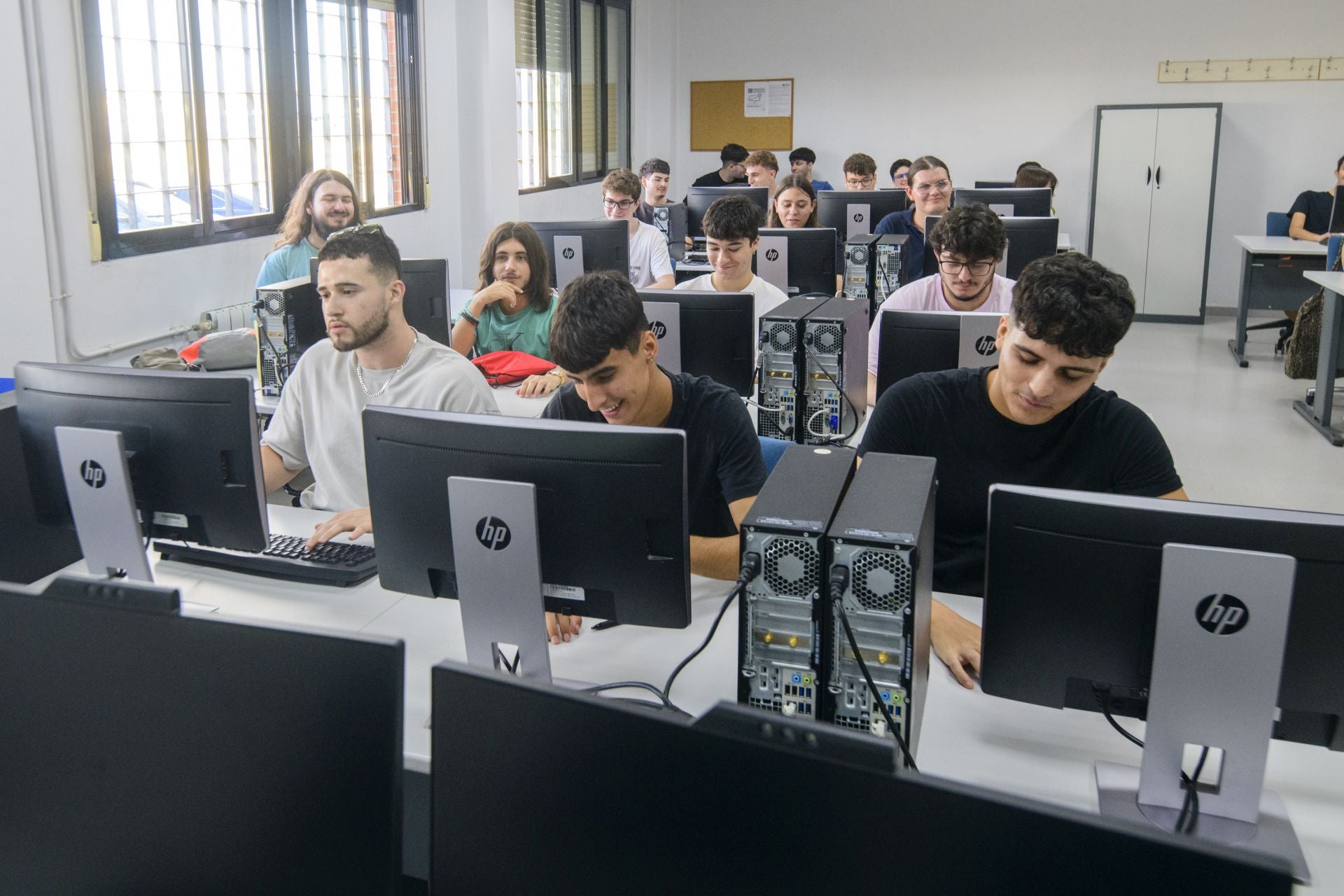 Alumnos del Instituto Ingeniero de la Cierva de Patiño, en su primer día de clase este lunes.