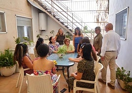 La consejera Conchita Ruiz, durante su visita a una casa de acogida para víctimas de violencia de género.