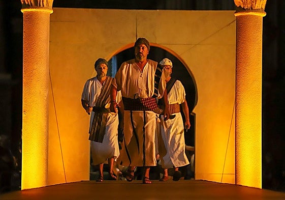 Representación de la Embajada, anoche, en la plaza Belluga.