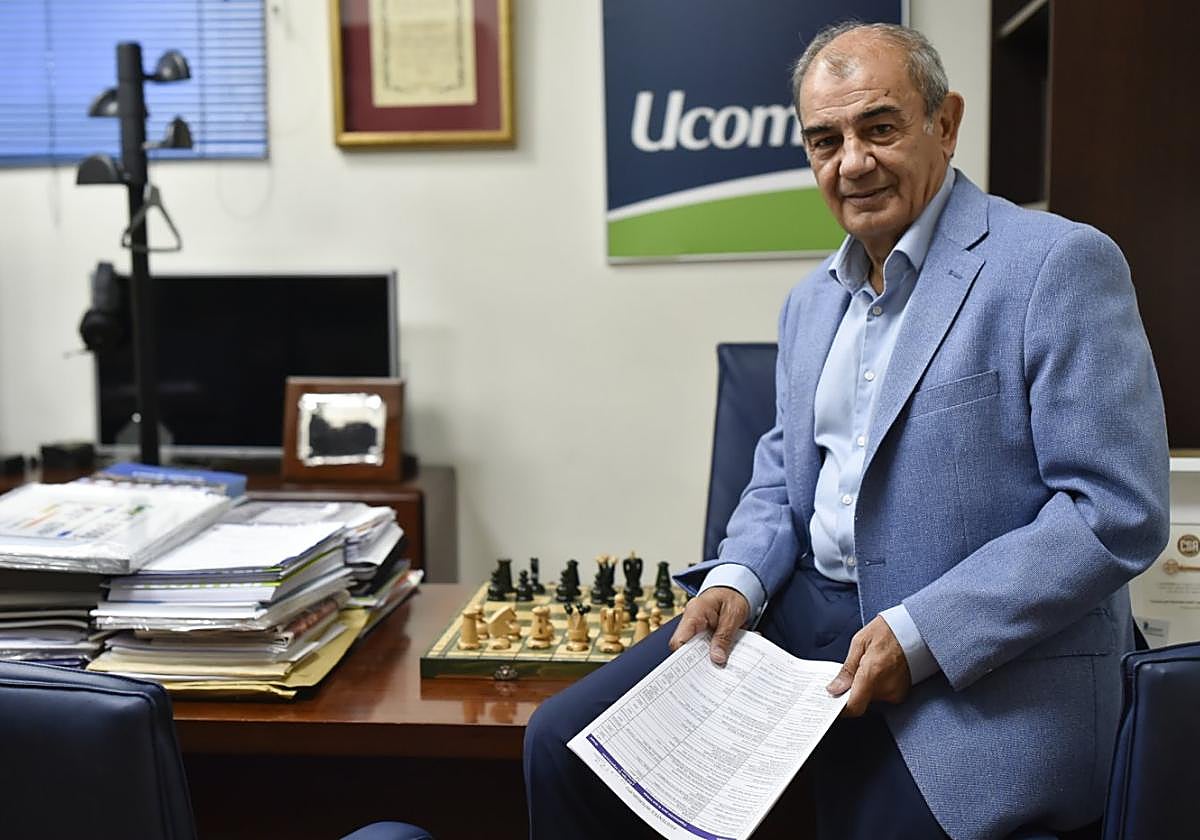 Juan Antonio Pedreño en su despacho de la sede de Ucomur, en Murcia.