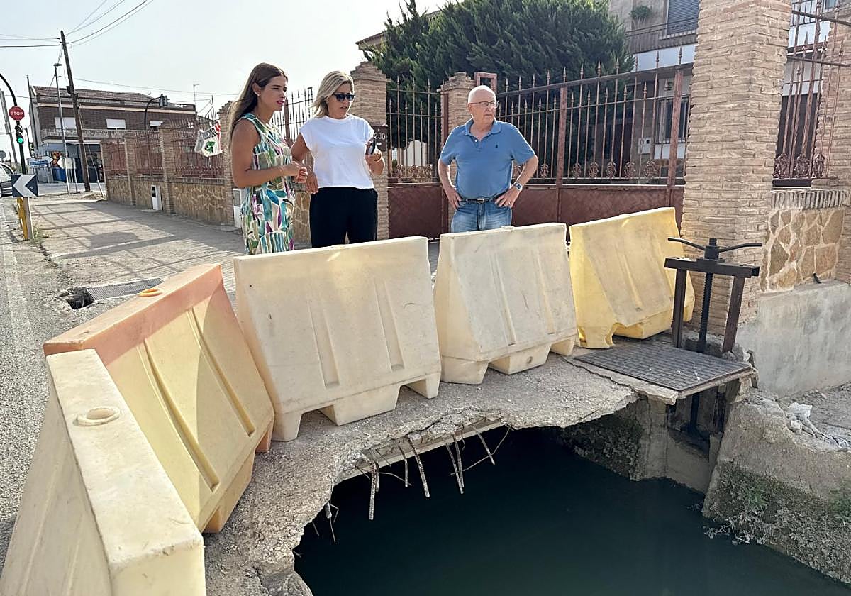 La edil Carmen Fructuoso (i), ante uno de los socavones.