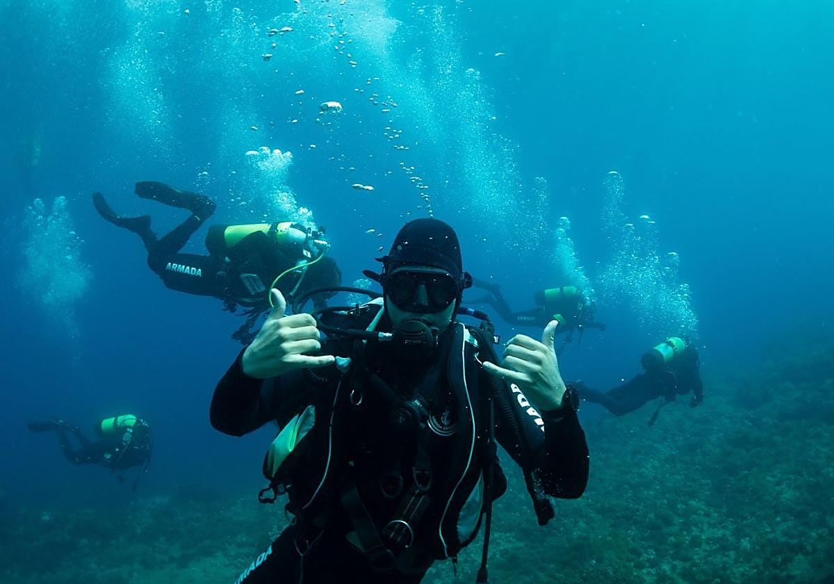 Varios alumnos de la UPCT durante uno de sus cursos de buceo.