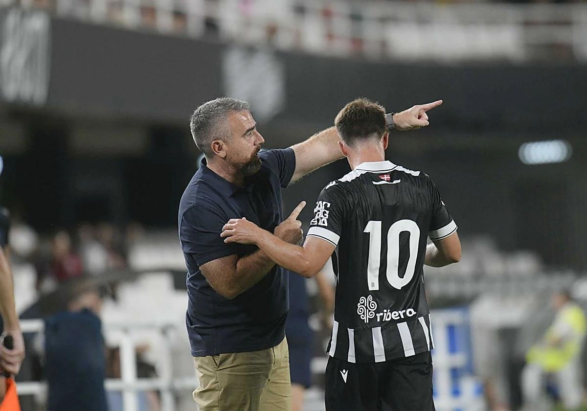 javi Rey le da órdenes a Pablo Larrea en el Carabela de Plata contra el Eldense.