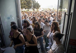 Los aspirantes entrando al campus de la Muralla del Mar, momentos antes de comenzar el examen para auxiliar administrativo.