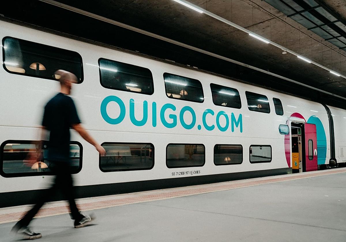 Un tren de la compañía Ouigo estacionado en Murcia y preparado para salir hacia Madrid.