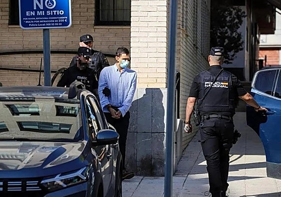 Policías nacionales trasladan a prisión al acusado de matar a su padre en Molina de Segura.
