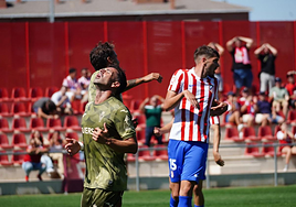 Bustos, extremo del Real Murcia, se lamenta tras una oportunidad desperdiciada.