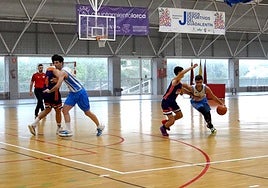 Jóvenes jugando al baloncesto en un pabellón de Lorca.