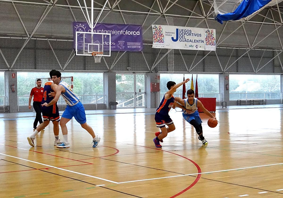 Jóvenes jugando al baloncesto en un pabellón de Lorca.