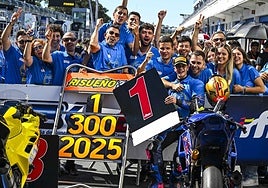 Juan Francisco Risueño celebrando el campeonato de SS300 con su equipo en Estoril.