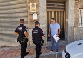 Agentes de la Policía Local de Molina de Segura proceden al precintado de la antena de telefonía móvil de la calle Granados.