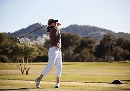 Una jugadora en los soleados campos de La Manga Club