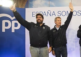 López Miras y Feijóo saludan a los asistentes a un acto de simpatizantes celebrado en noviembre del pasado año en Caravaca.