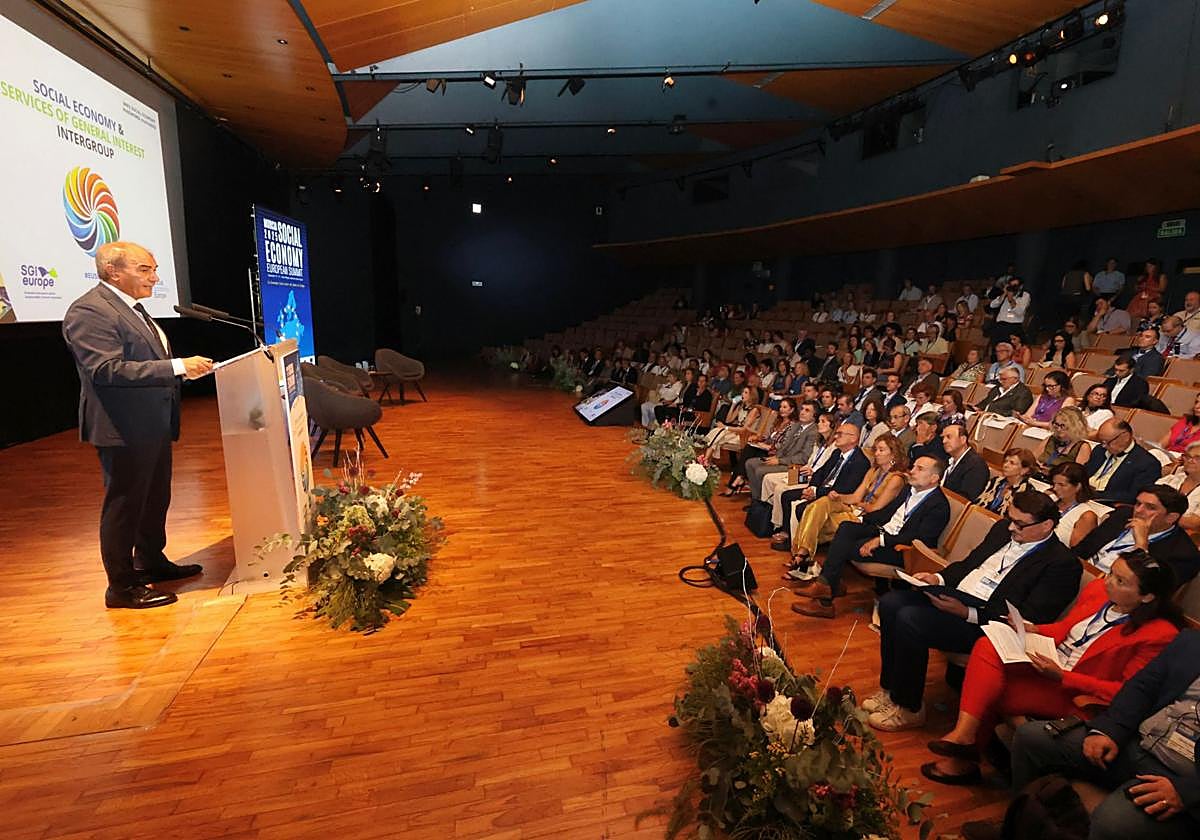 Juan Antonio Pedreño se dirige a los asistentes en la inauguración del congreso.