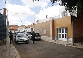Agentes de la Guardia Civil, frente a la puerta del domicilio en el que ha ocurrido el crimen.
