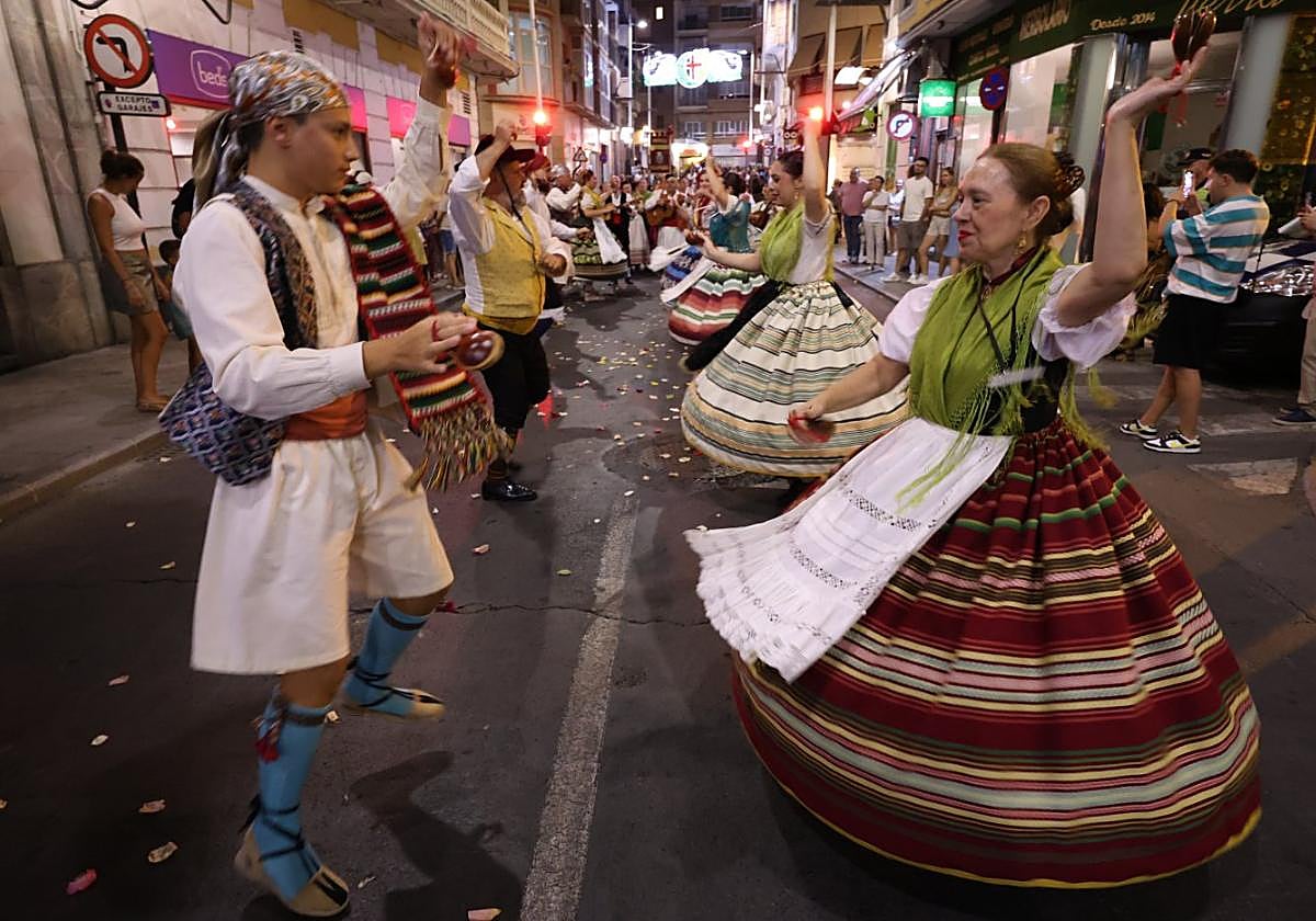 Un momento del desfile de grupos huertanos por la calle de Correos, anoche.