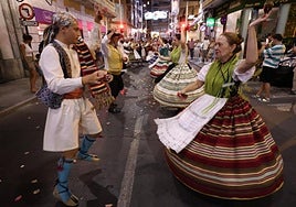 Un momento del desfile de grupos huertanos por la calle de Correos, anoche.