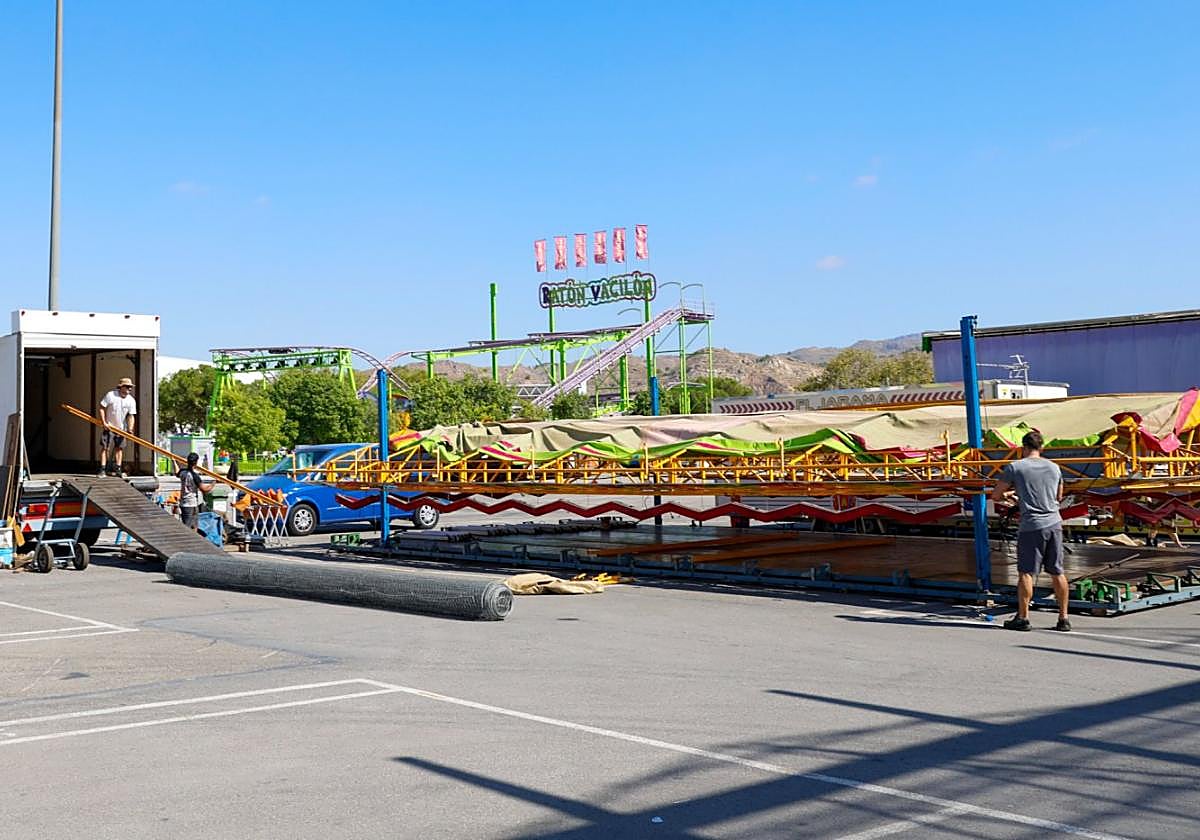 Montaje de las atracciones de feria en el recinto del Huerto de la Rueda, ayer.