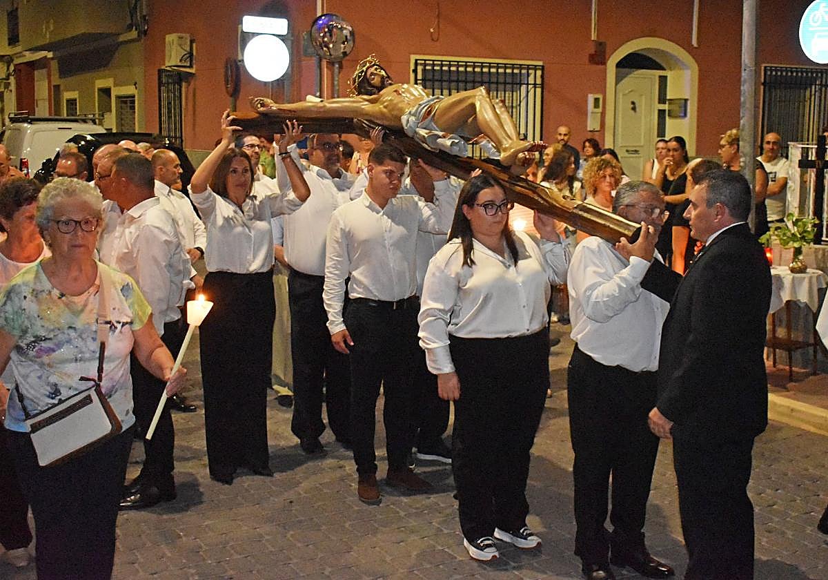 La imagen titular de la Hermandad, portada por un grupo mixto.