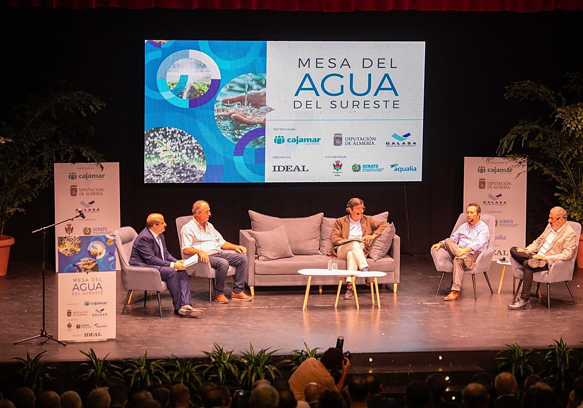 Expertos debaten sobre agua y agricultura sostenible en el Espacio Escénico de Pulpí.