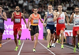 Mariano García, con gesto de sufrimiento, en la serie de 800 metros del Mundial disputada este martes en Tokio.