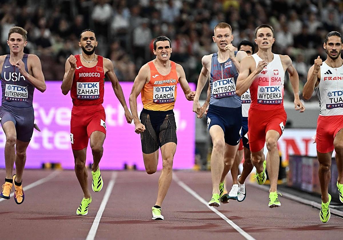 Mariano García, con gesto de sufrimiento, en la serie de 800 metros del Mundial disputada este martes en Tokio.