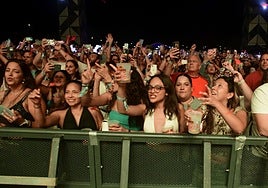 El público disfruta en las primeras filas durante uno de los conciertos de I Love Reggaeton el pasado año en Murcia.