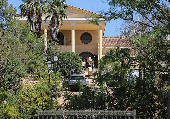 Policías en el chalé asaltado en la urbanización molinense de El Chorrico, a principios de mes.