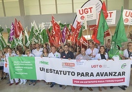 Sanitarios protestan en La Arrixaca este miércoles.