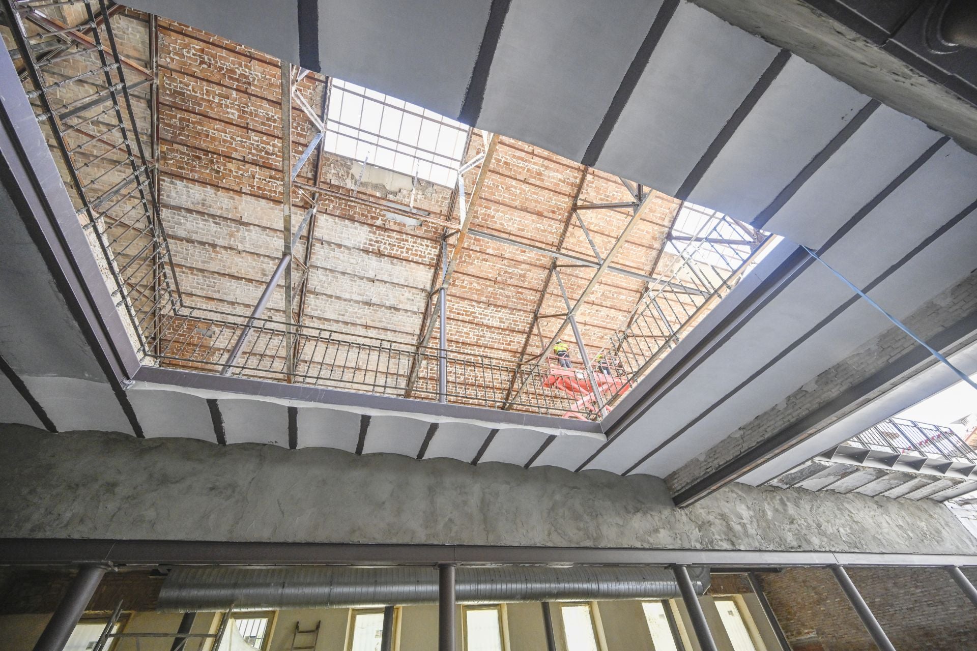 La visita a la Cárcel Vieja de Murcia del artista internacional Jaume Plensa, en imágenes