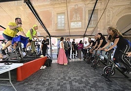 Actividad de la campaña 'UMEdula', dirigida a concienciar sobre la importancia de la donación de médula ósea, este miércoles en la plaza Cardenal Belluga de Murcia.