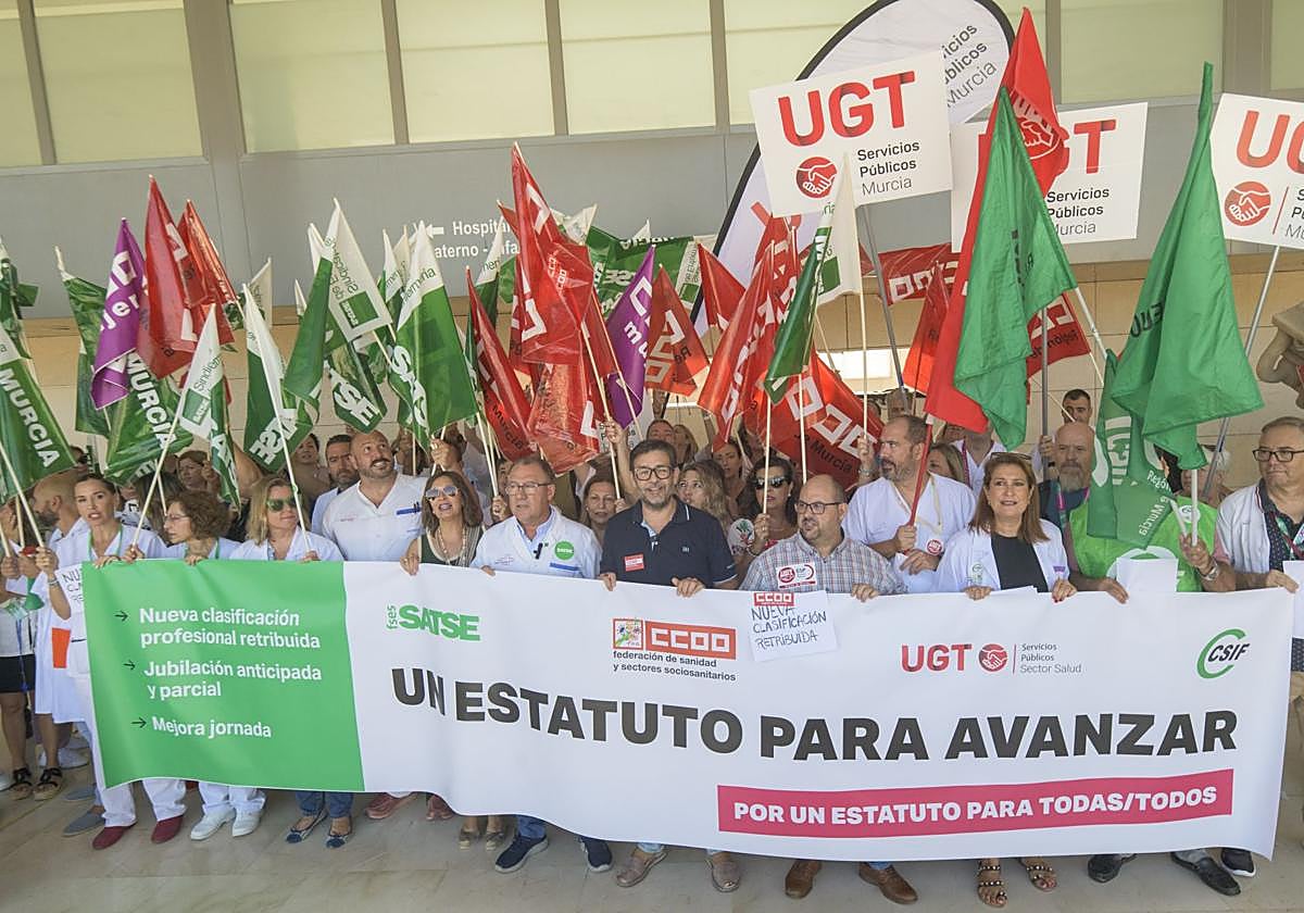 Nueva protesta por el Estatuto sanitario en Murcia, en imágenes