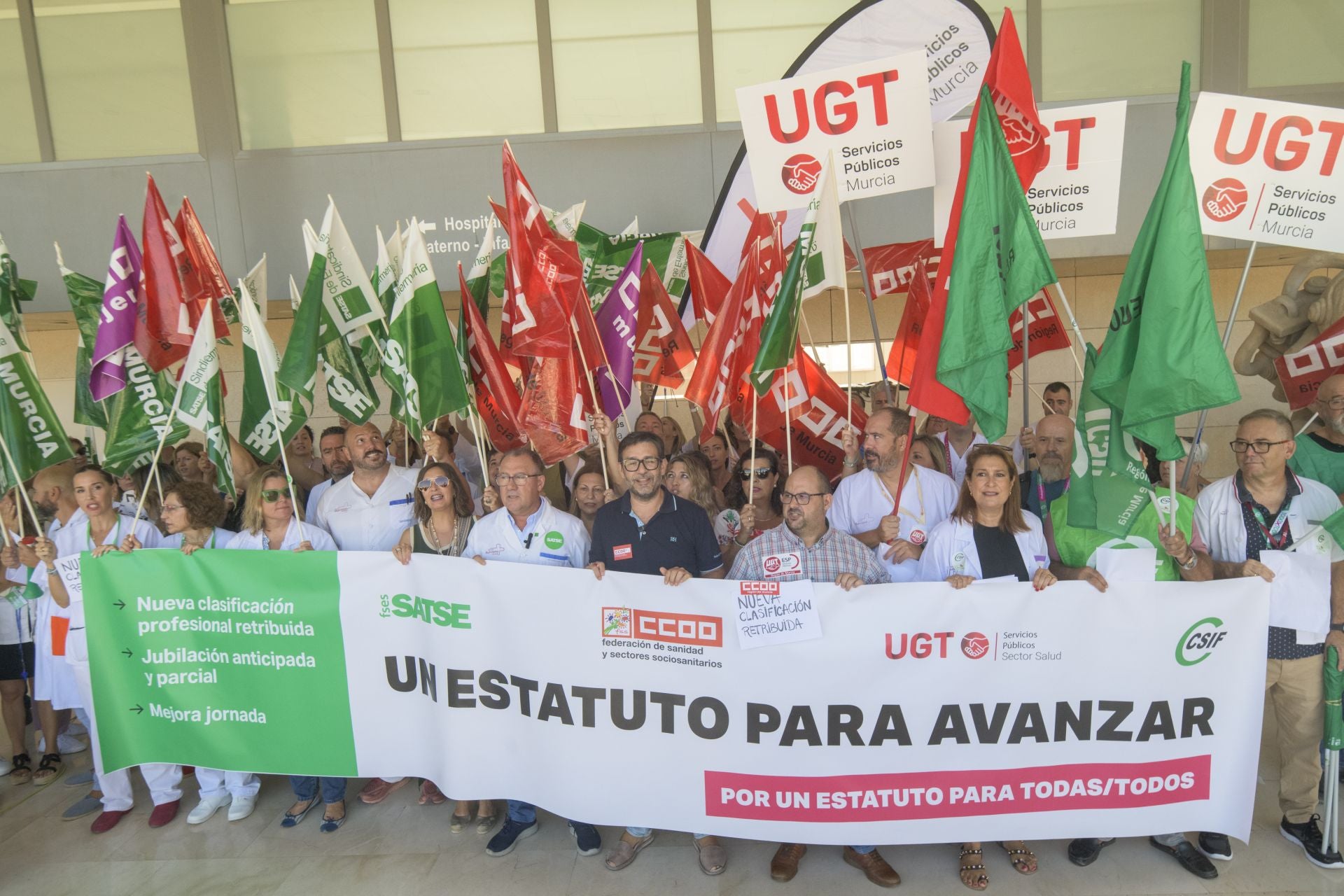 Nueva protesta por el Estatuto sanitario en Murcia, en imágenes