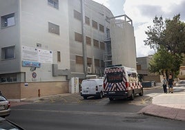 Una ambulancia llega a la puerta de Urgencias del hospital Santa María del Rosell, en una imagen de este martes.