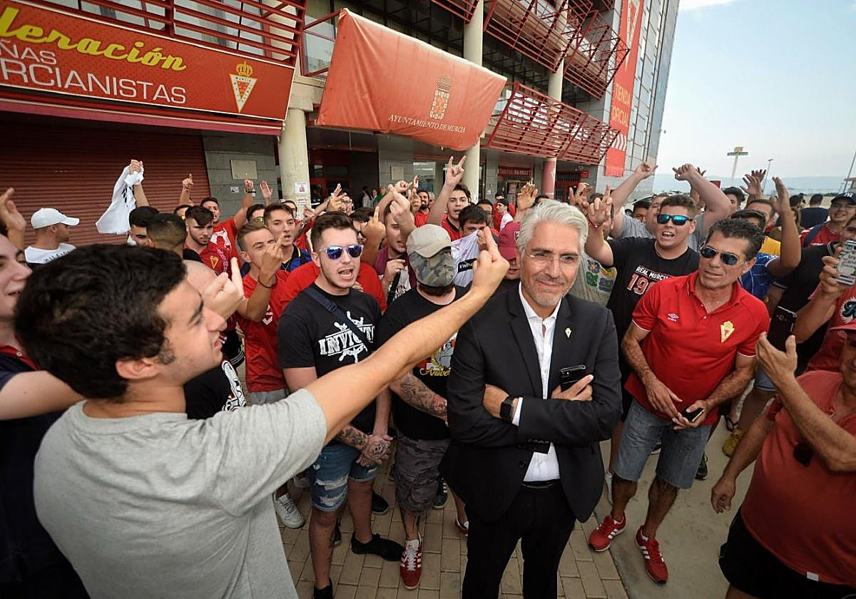 García de la Vega, presionado por los aficionados granas en la plaza del estadio, el 4 de septiembre de 2018, día en el que se aprobó la primera ampliación en discordia.