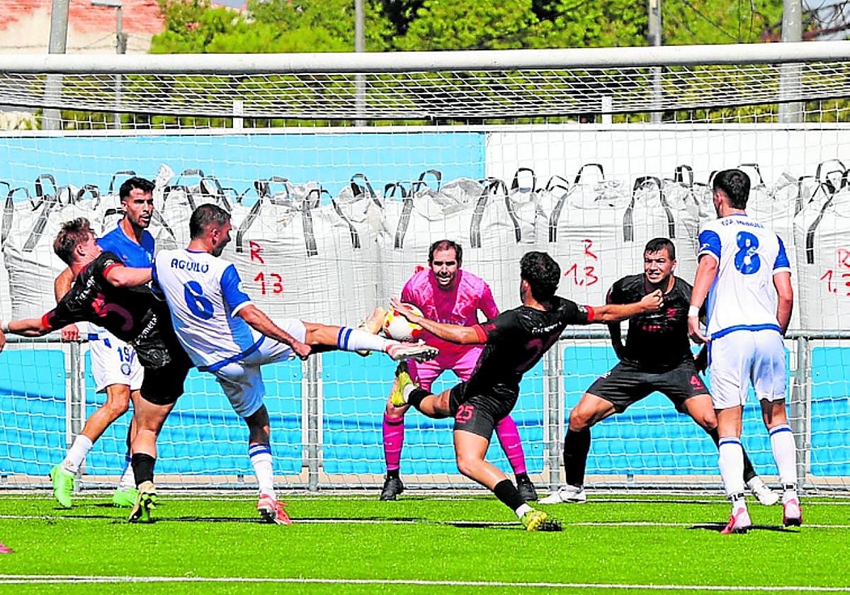 Una jugada del Molinense-Olímpico de Totana.