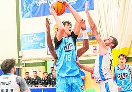 Flores, en una disputada acción en el pasado 'playoff' de Segunda FEB entre La Salud y Melilla.