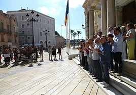 Concejales del Ayuntamiento, concentrados este miércoles frente al Palacio Consistorial.