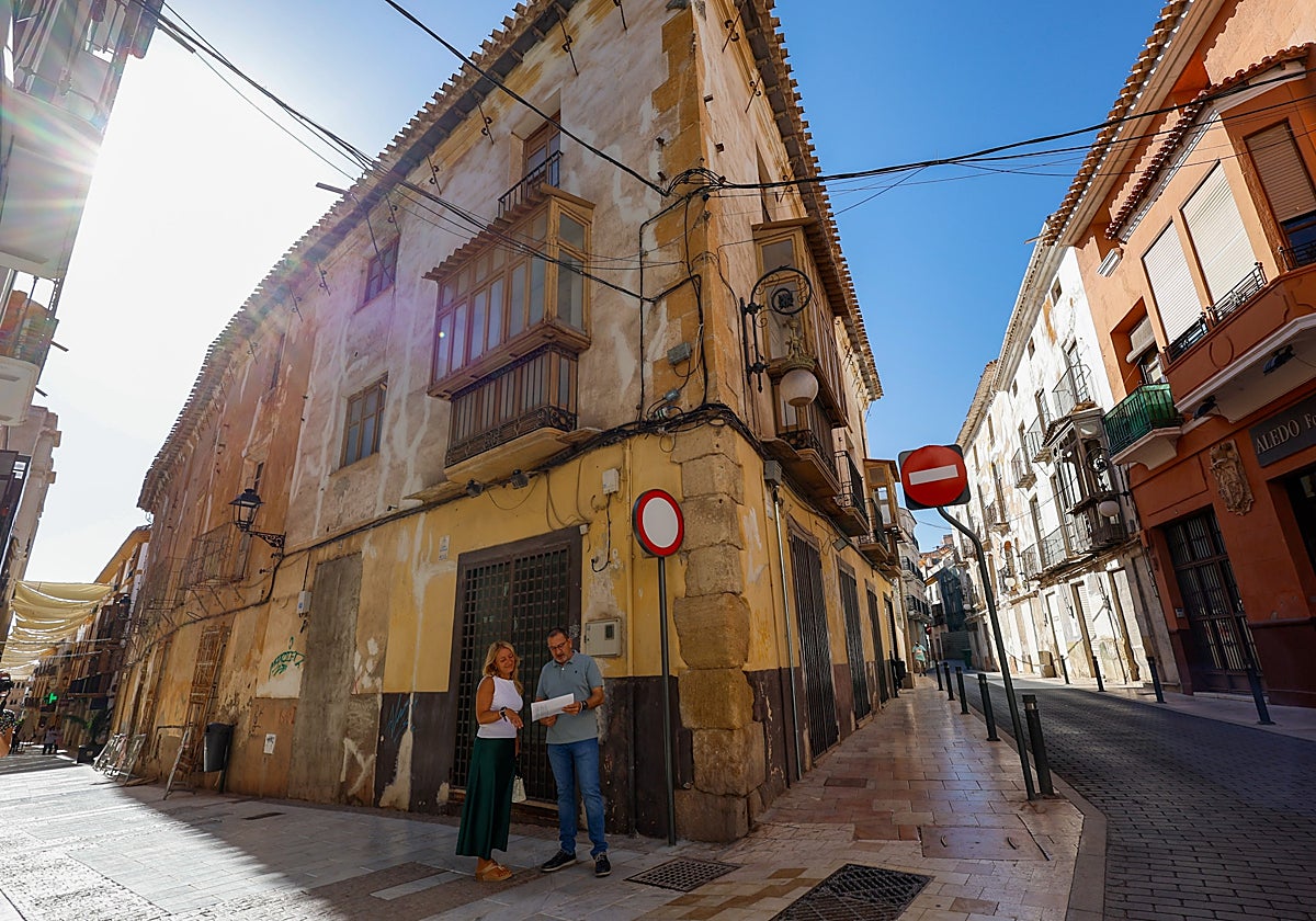 Los concejales José Luis Ruiz y Ángeles Mazuecos ante el edificio en estado de ruina entre las calles Pío XII y Fernando el Santo.