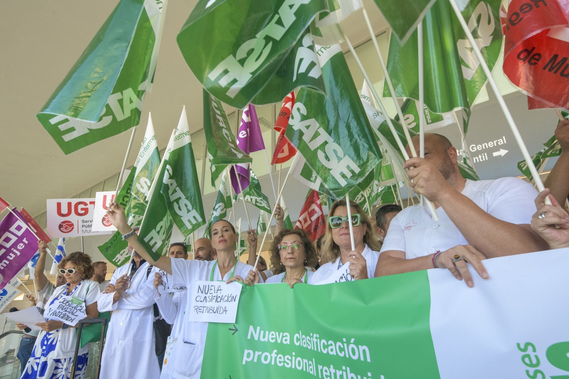 Nueva protesta por el Estatuto sanitario en Murcia, en imágenes