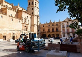 Operarios trabajan en el montaje de la Feria.
